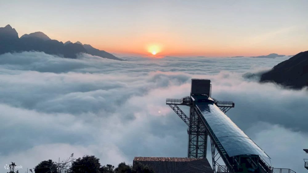 Dragon Cloud Glass Bridge, perched atop O Quy Ho Pass, is one of Vietnam’s highest glass bridges